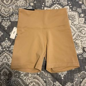 New TnaLIFE Atmosphere Hi-Rise 5” Short Sz Small